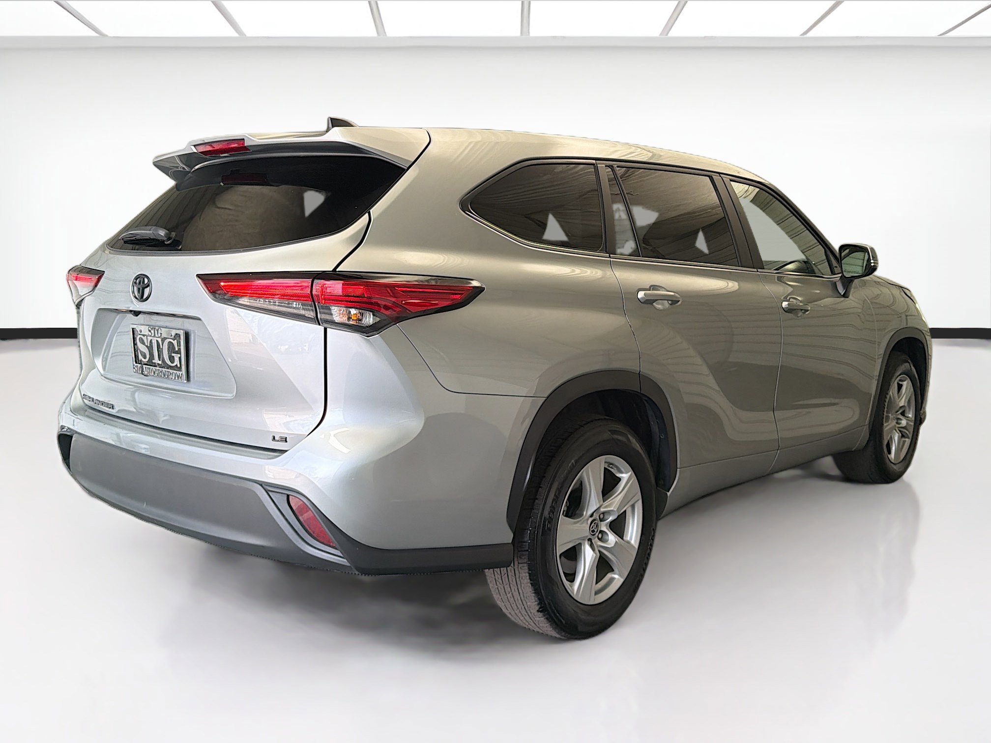 Used 2023 Toyota Highlander LE FWD image 4
