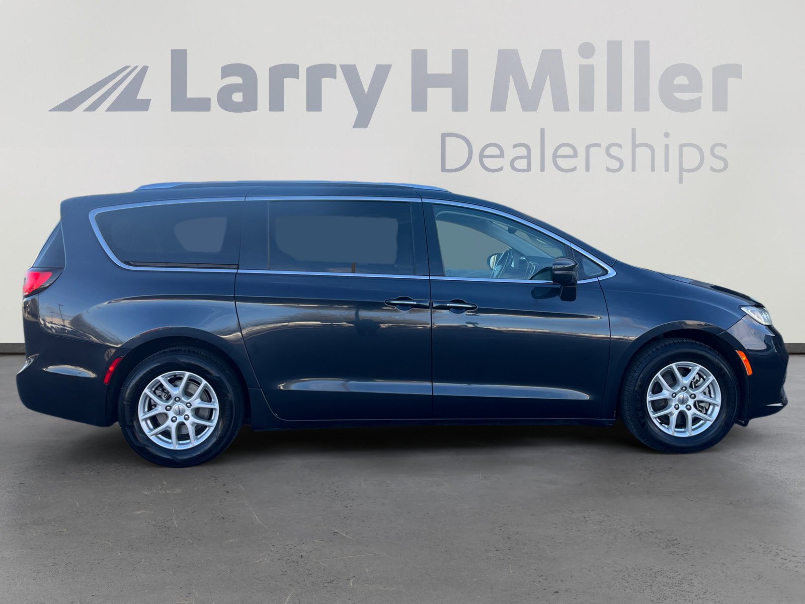 Used 2021 Chrysler Pacifica Touring-L image 6