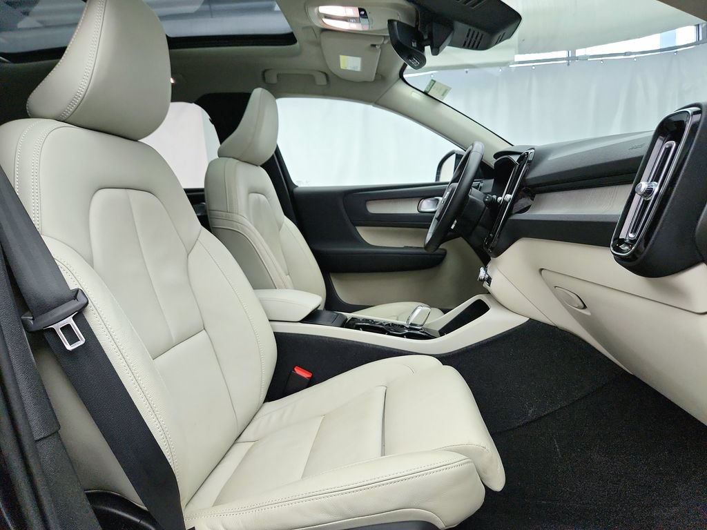 Used 2023 Volvo XC40 B5 Plus AWD/4WD image 32