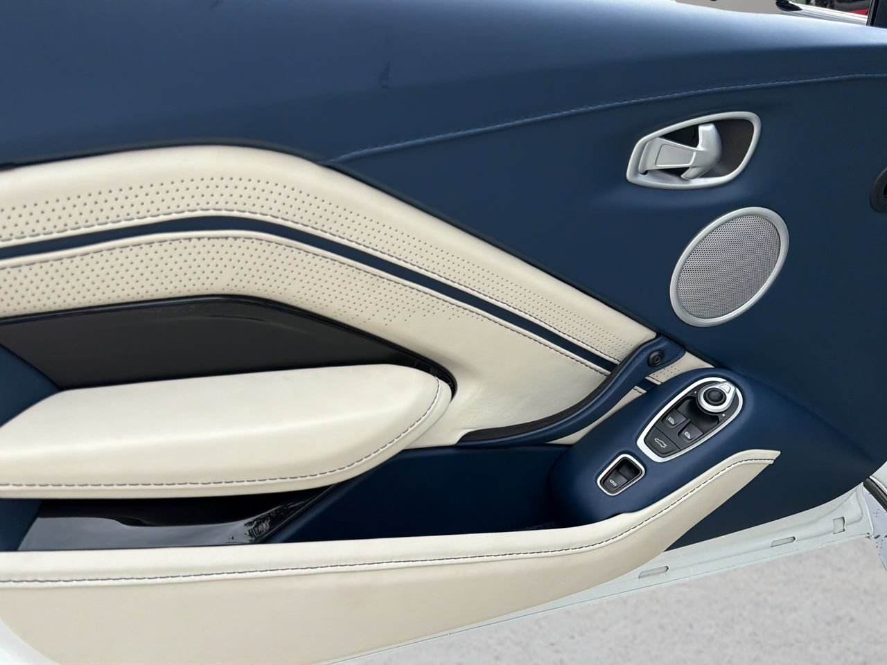 Used 2023 Aston Martin V8 Vantage Roadster RWD image 11