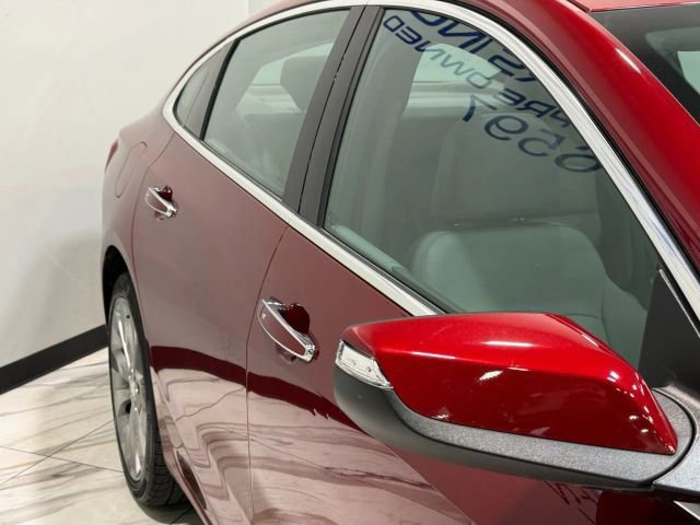 Used 2018 Chevrolet Malibu Premier w/ Premier Sun and Wheel Package FWD image 10
