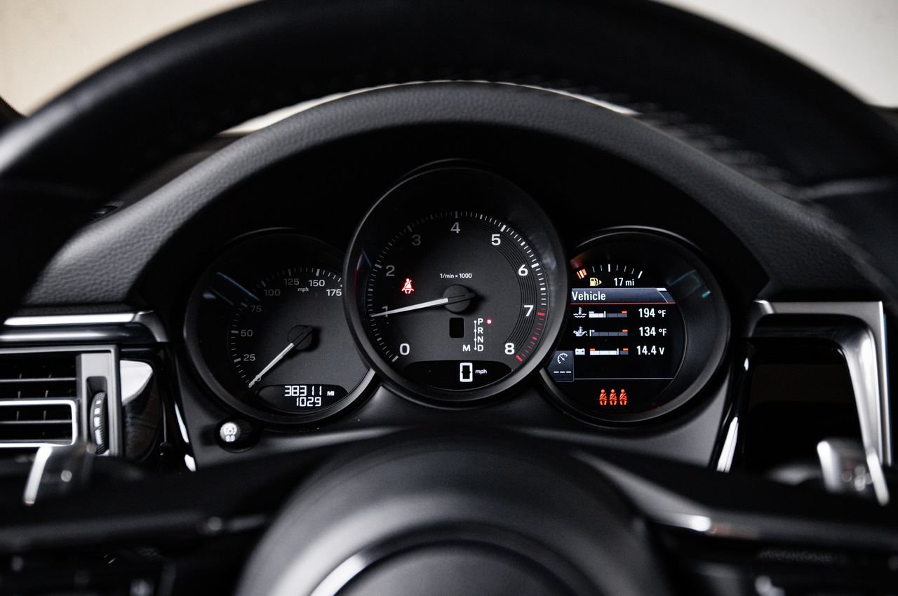 Certified 2022 Porsche Macan AWD/4WD image 15