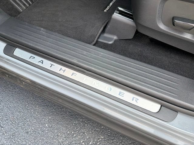 Used 2025 Nissan Pathfinder Platinum AWD/4WD image 14