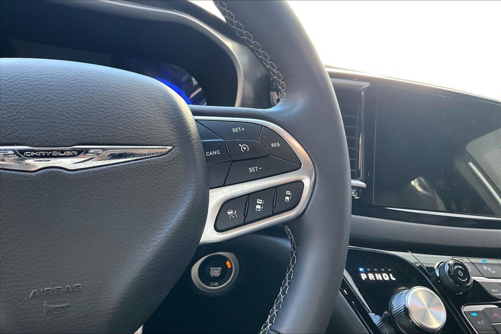 Used 2025 Chrysler Pacifica Select FWD image 9