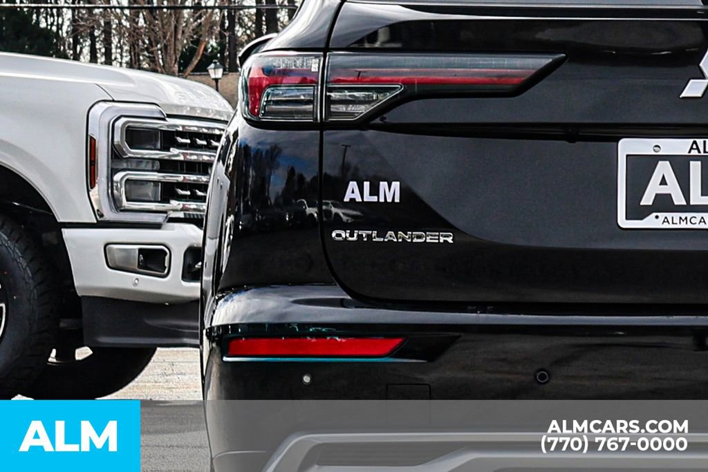 Used 2025 Mitsubishi Outlander SE image 13