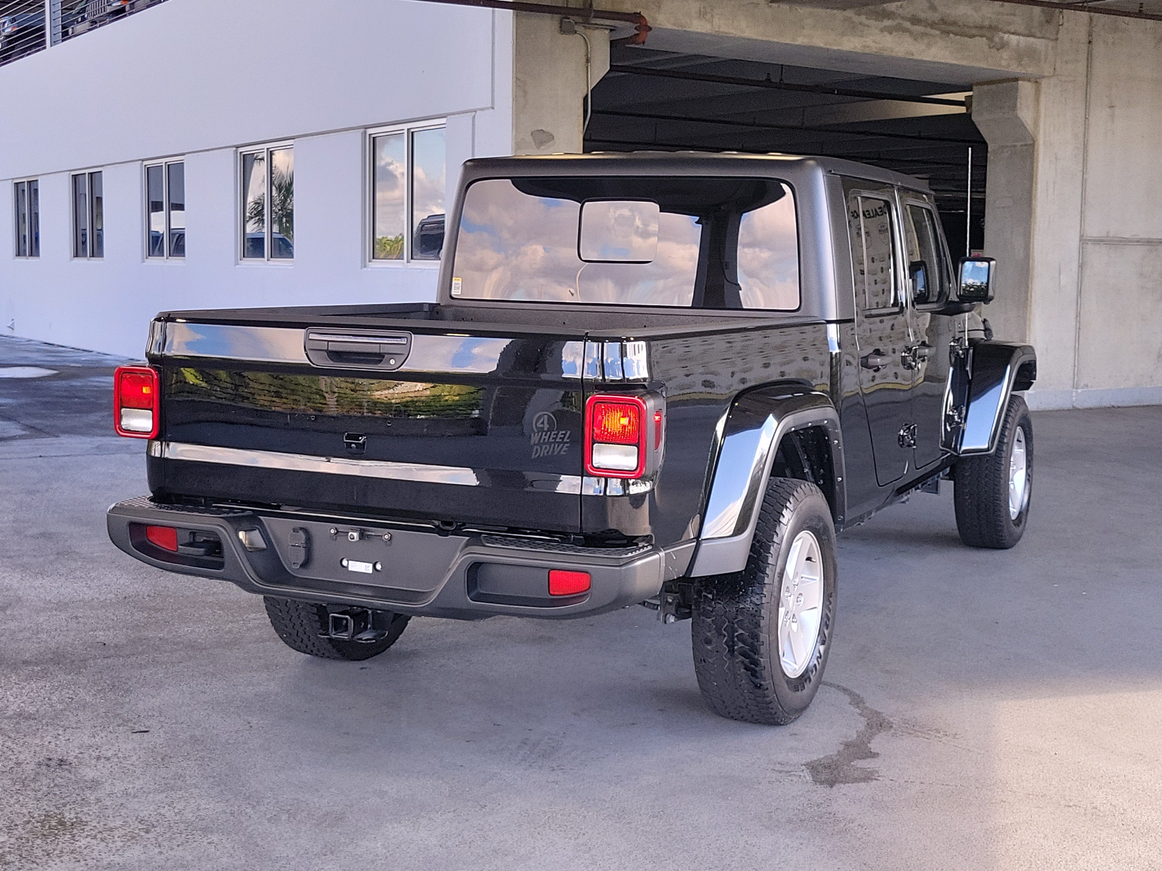Certified 2023 Jeep Gladiator Sport AWD/4WD image 2