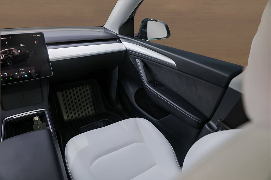 Used 2025 Tesla Model Y Long Range image 24