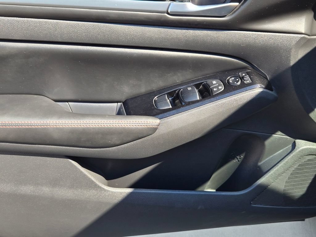 Used 2024 Nissan Altima 2.5 SR FWD image 12