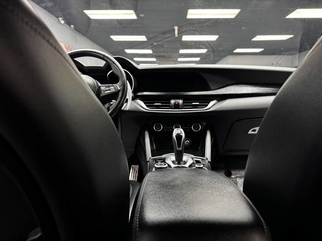 Used 2023 Alfa Romeo Stelvio Sprint image 40