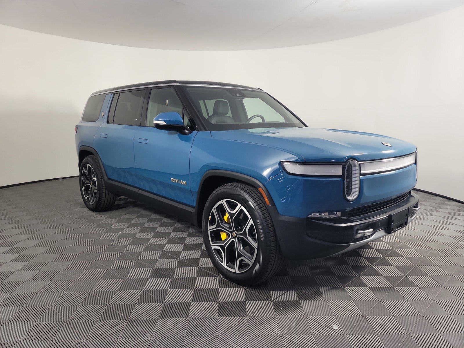 Used 2023 Rivian R1S Adventure image 7