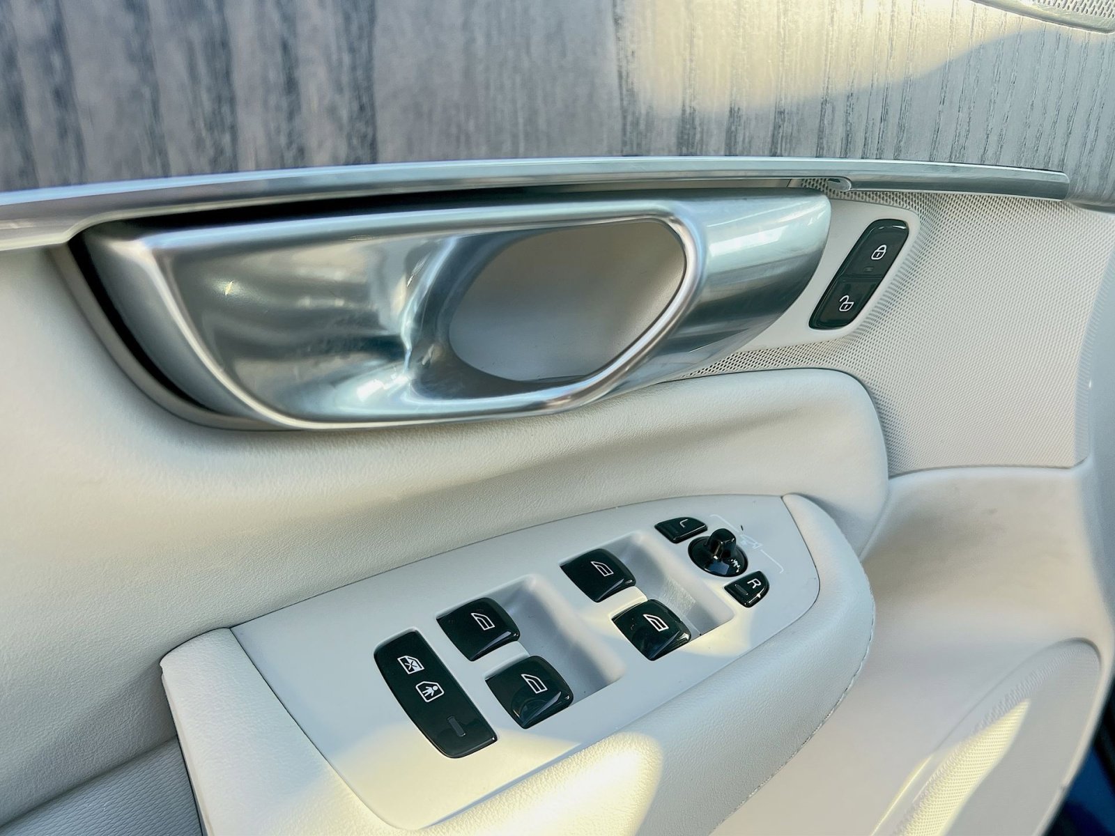 Certified 2023 Volvo XC90 B6 Plus w/ Protection Package image 15