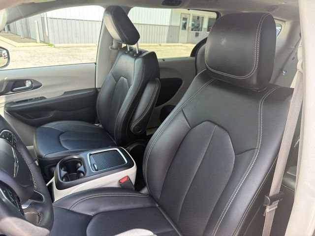 Used 2024 Chrysler Pacifica Touring-L FWD image 22