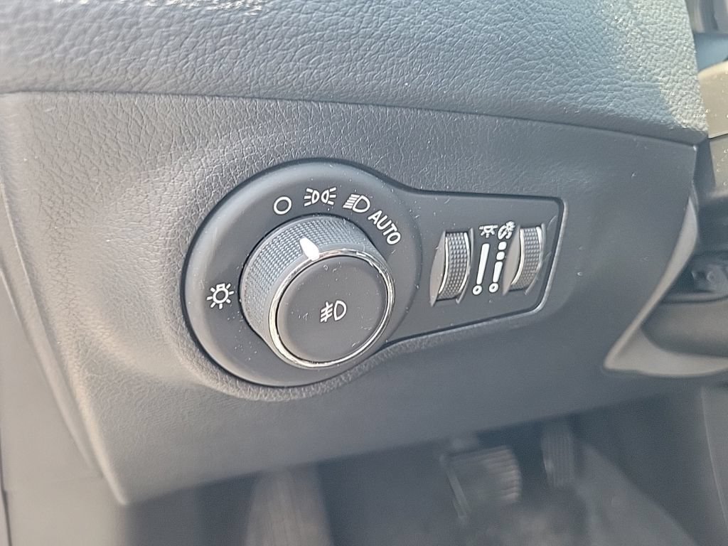 Used 2019 Jeep Compass Latitude w/ Popular Equipment Group AWD/4WD image 17