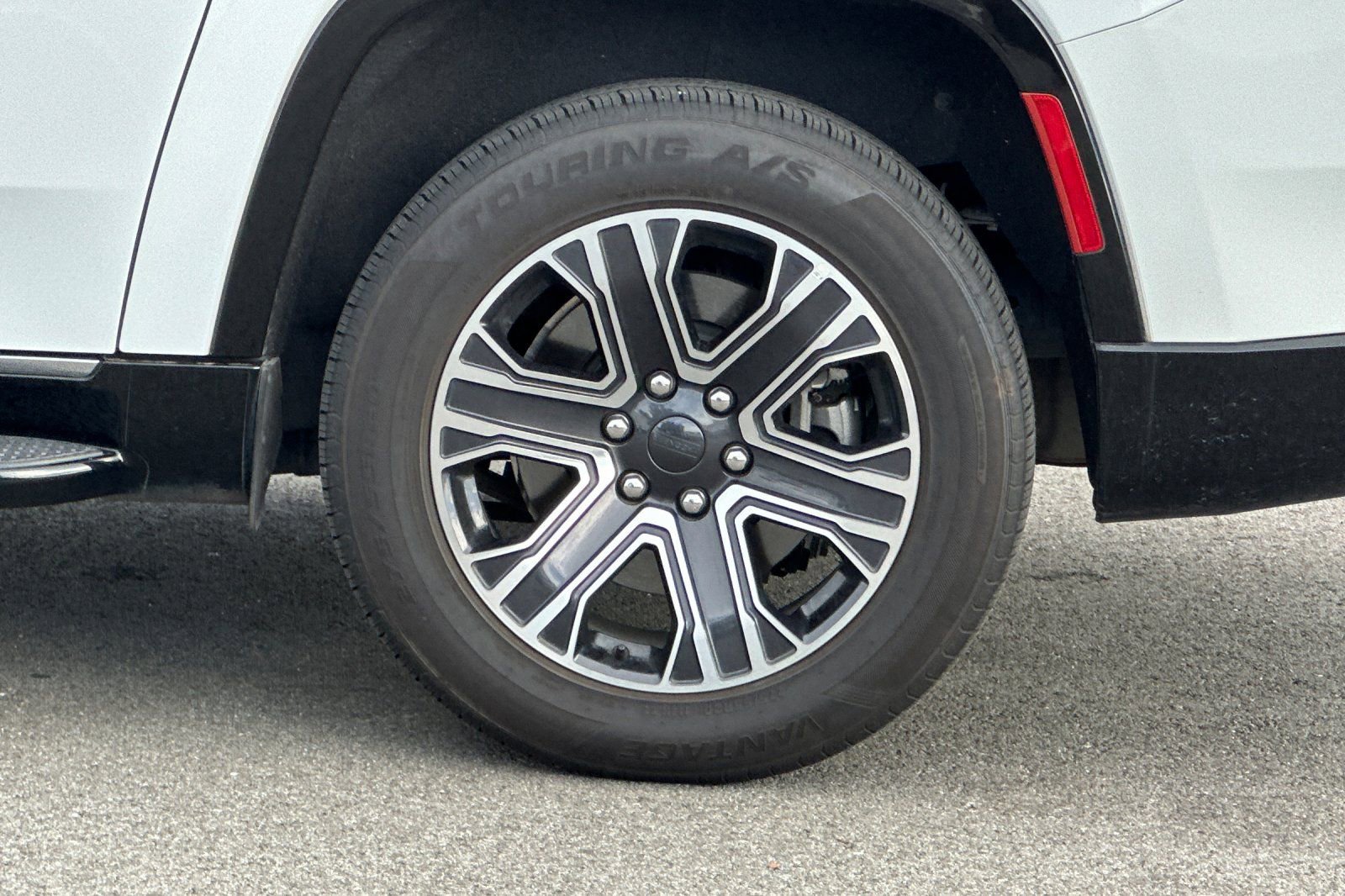 Used 2024 Jeep Wagoneer L Series II w/ Flexible Seating Group image 35