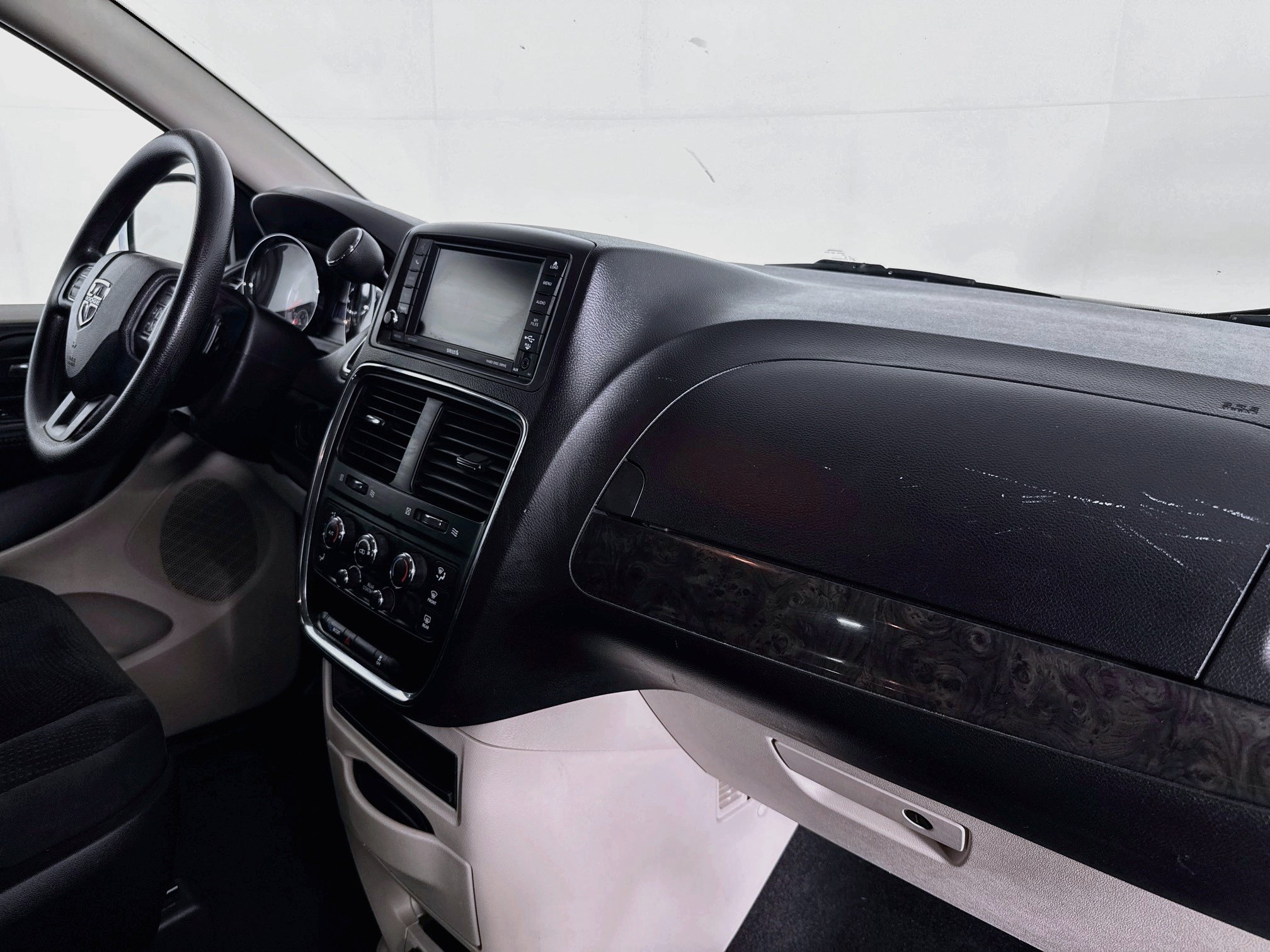 Used 2018 Dodge Grand Caravan SE w/ UConnect Hands-Free Group FWD image 43