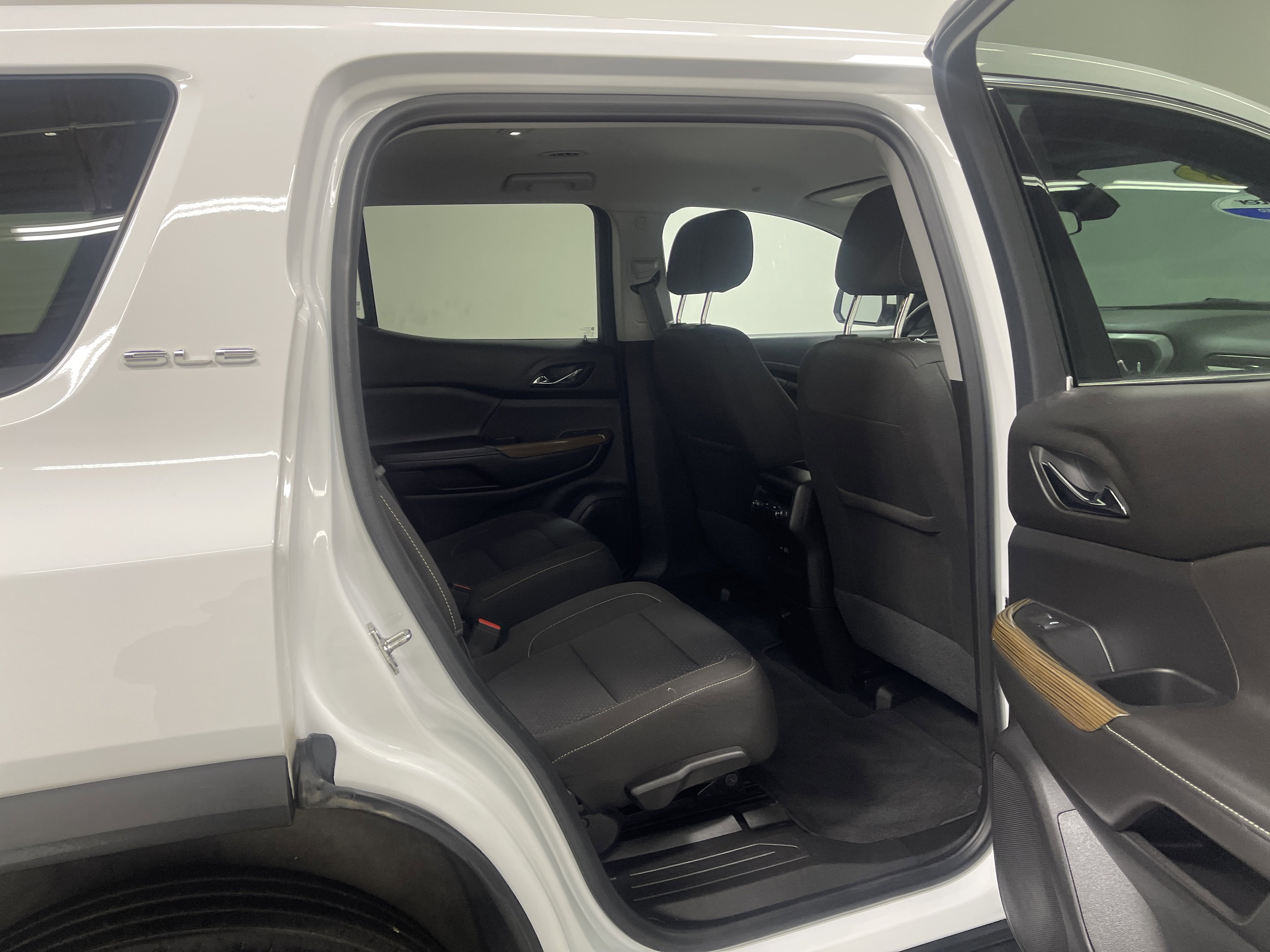 Used 2023 GMC Acadia SLE image 21