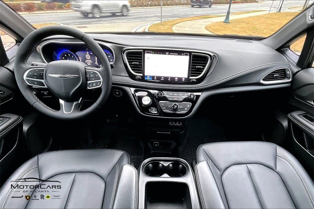 Used 2025 Chrysler Pacifica Select image 14