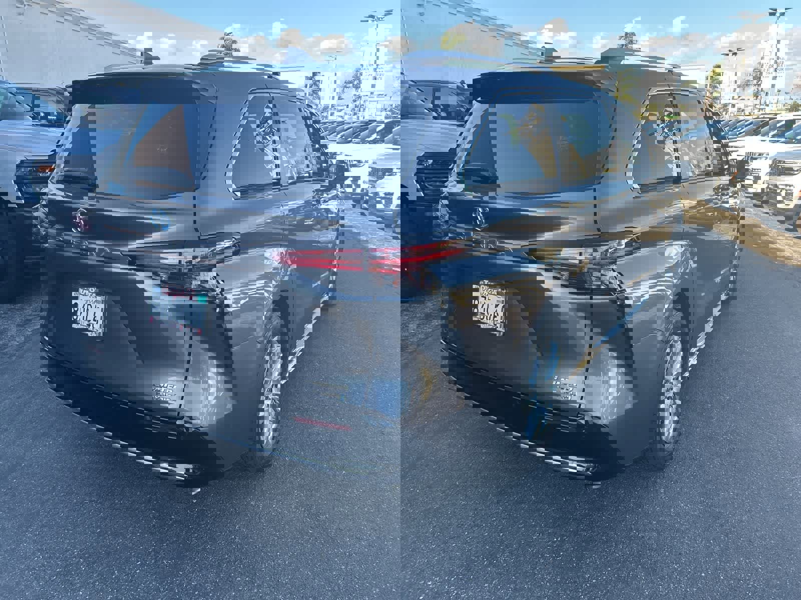 Used 2022 Toyota Sienna Limited image 6