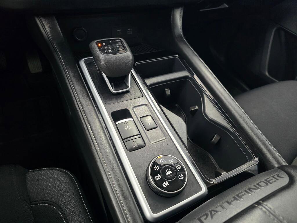 Used 2025 Nissan Pathfinder SV image 33