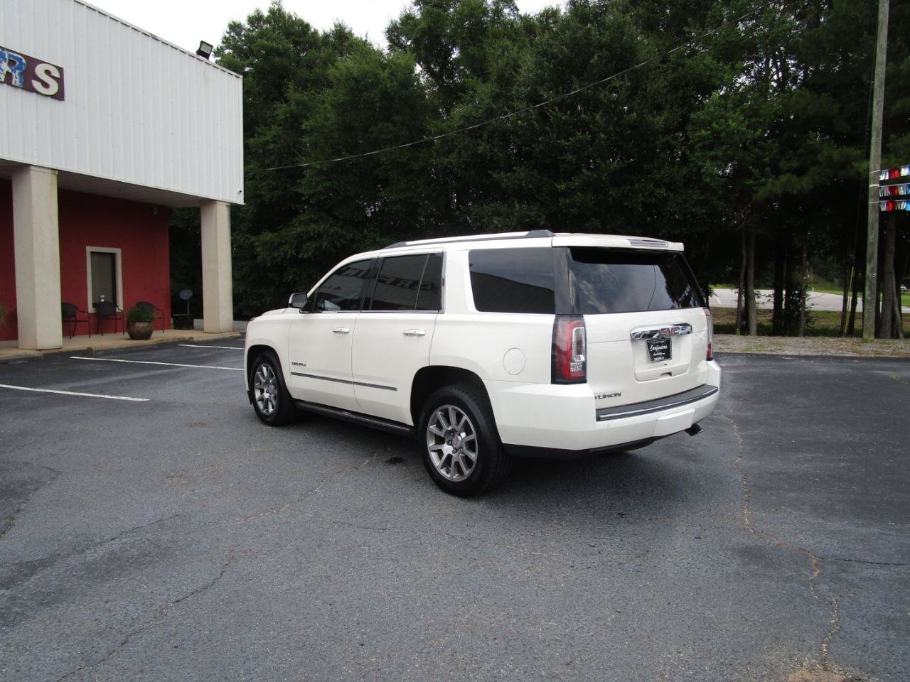 Used 2015 GMC Yukon Denali w/ Touring Package RWD image 2