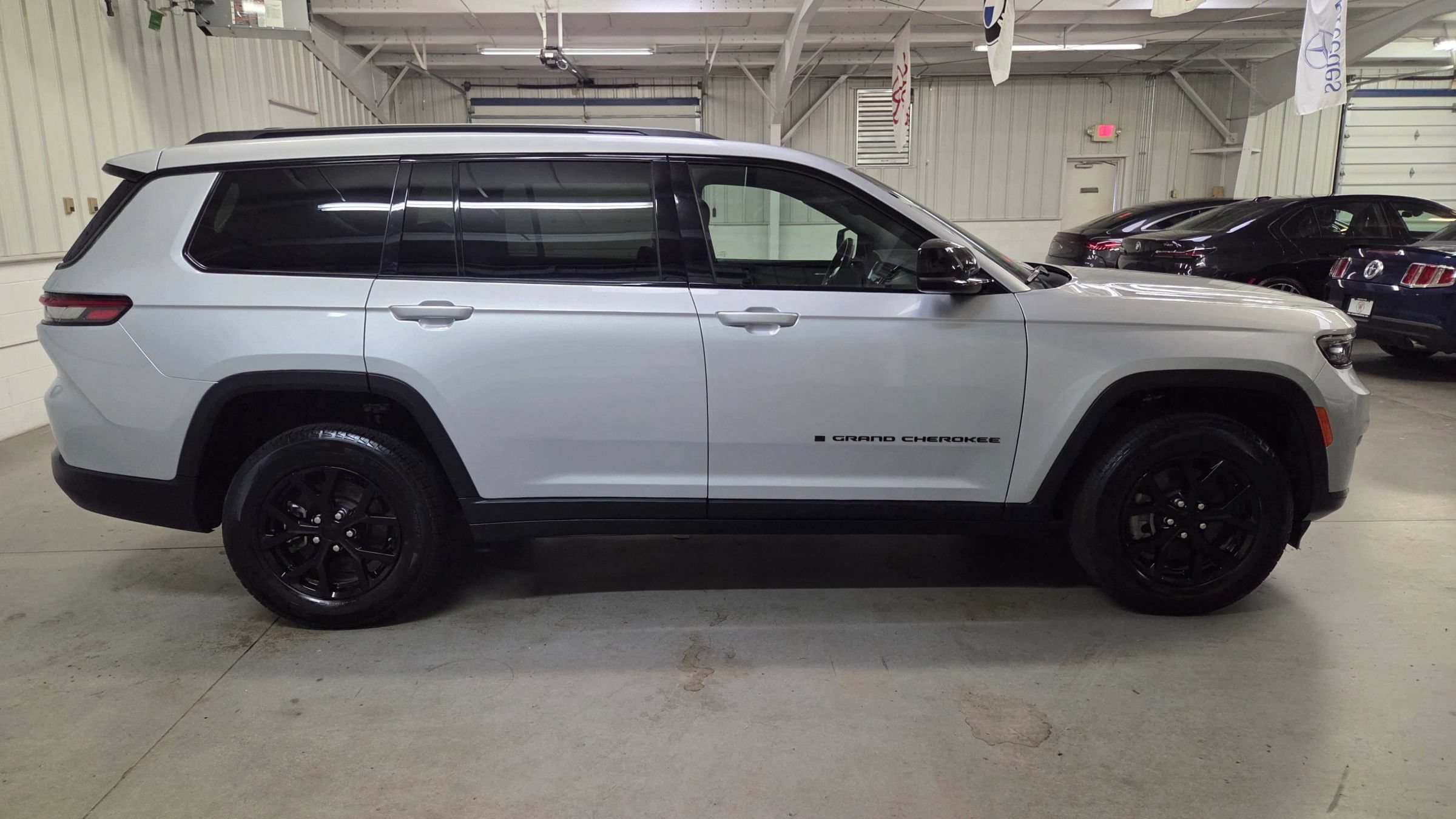 Used 2024 Jeep Grand Cherokee L Laredo AWD/4WD image 9