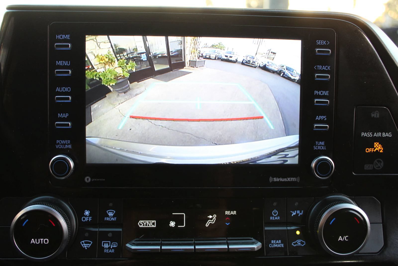 Used 2021 Toyota Highlander L FWD image 22