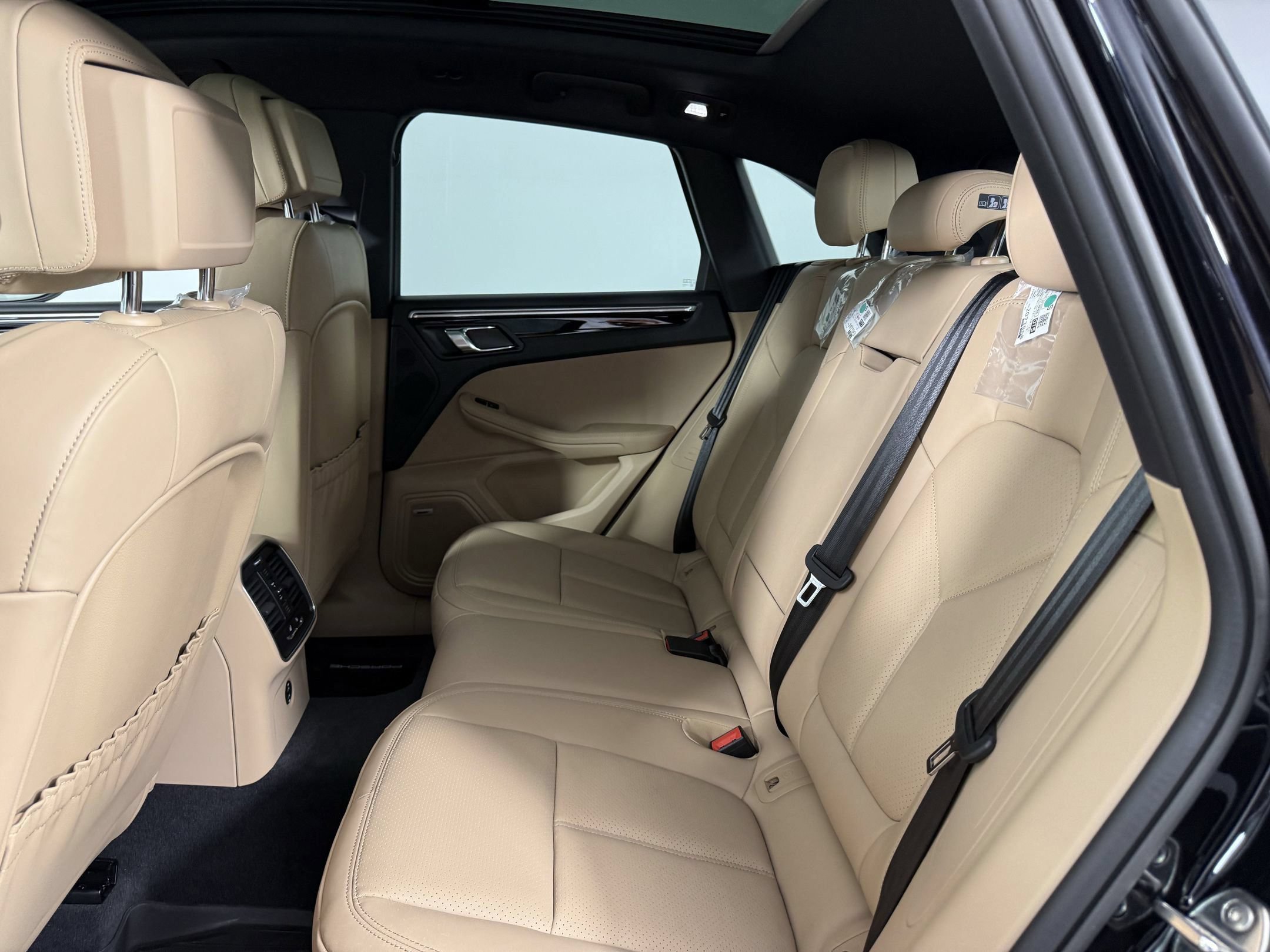 Certified 2026 Porsche Macan AWD/4WD image 16