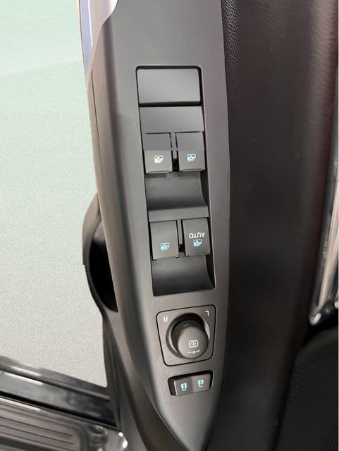Used 2013 Chevrolet Captiva Sport LTZ FWD image 17