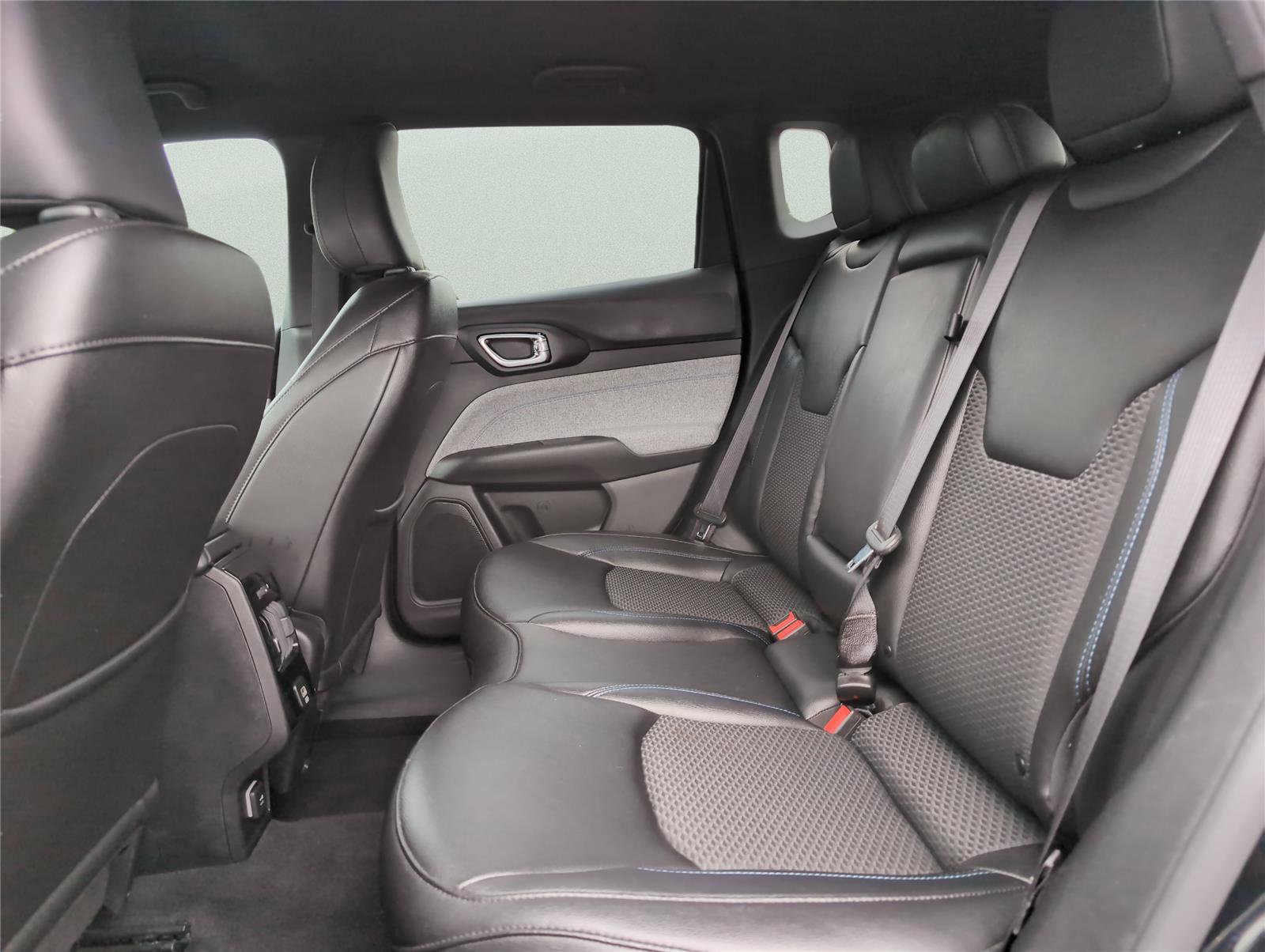 Used 2024 Jeep Compass Latitude AWD/4WD image 28