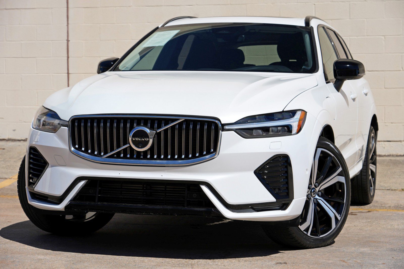 Used 2024 Volvo XC60 T8 Ultimate w/ Protection Package Premier AWD/4WD image 3