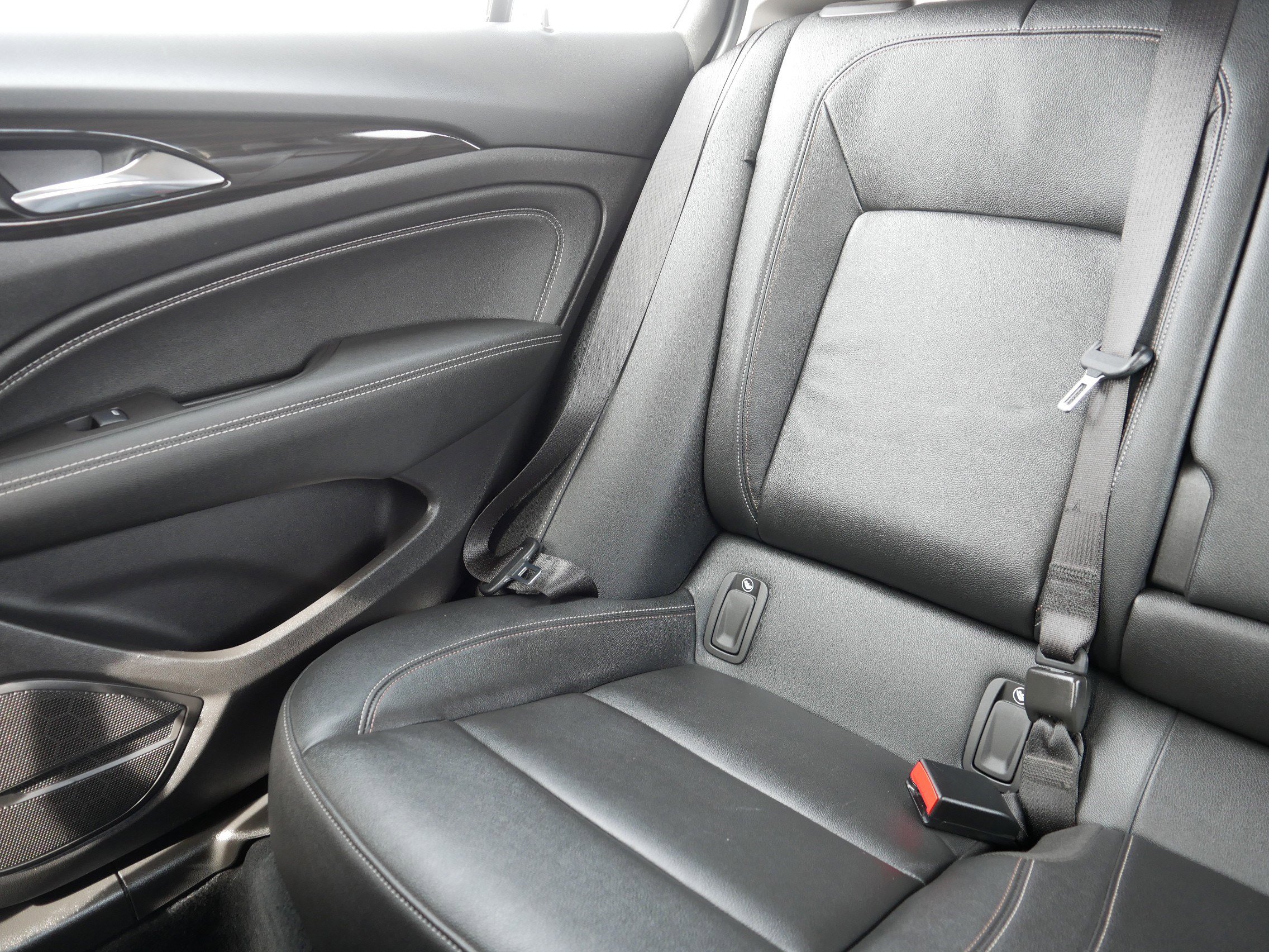 Used 2018 Buick Regal Essence w/ Driver Confidence Package #1 image 12