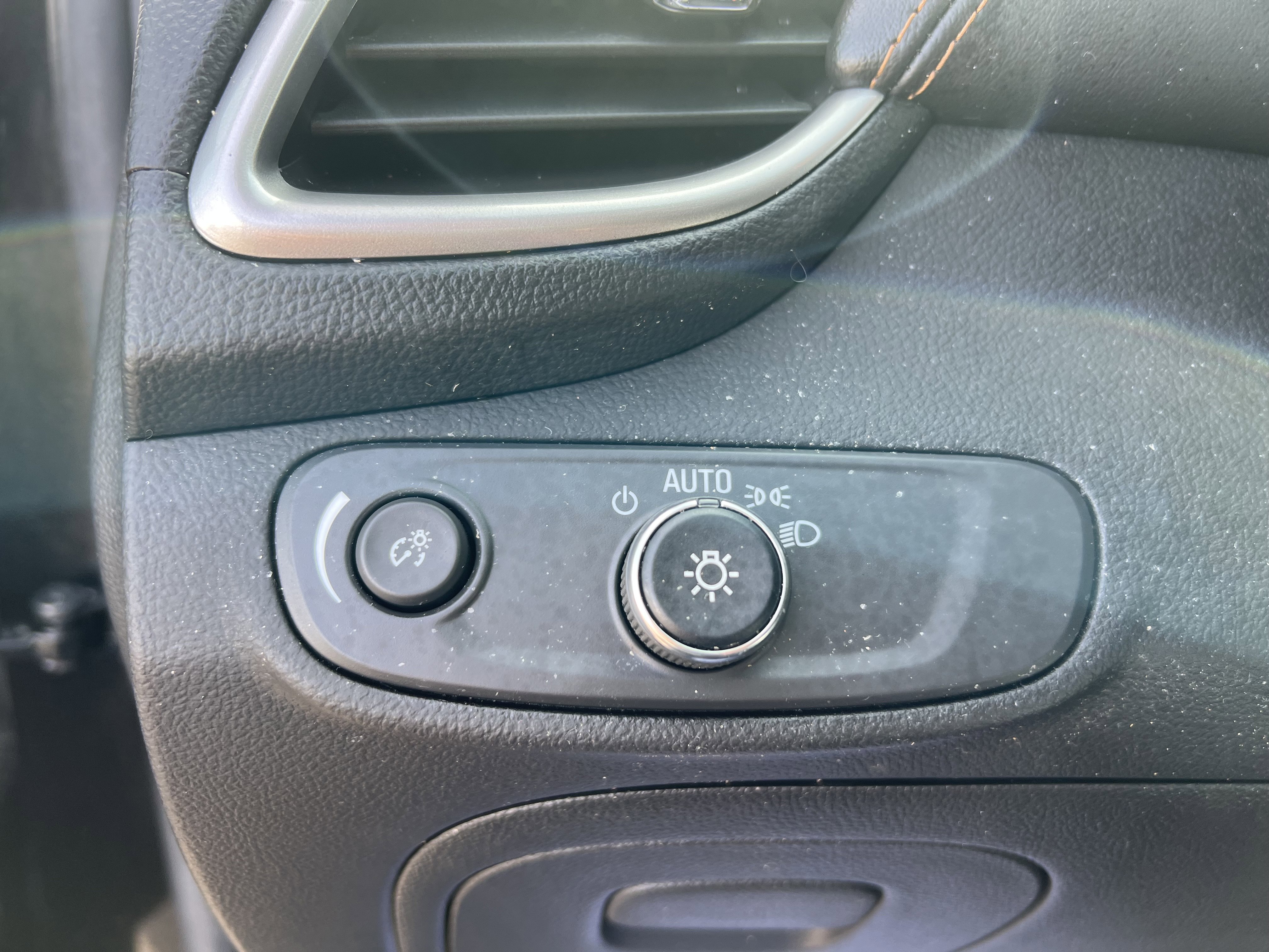 Certified 2022 Chevrolet Trax LT w/ LT Convenience Package image 18