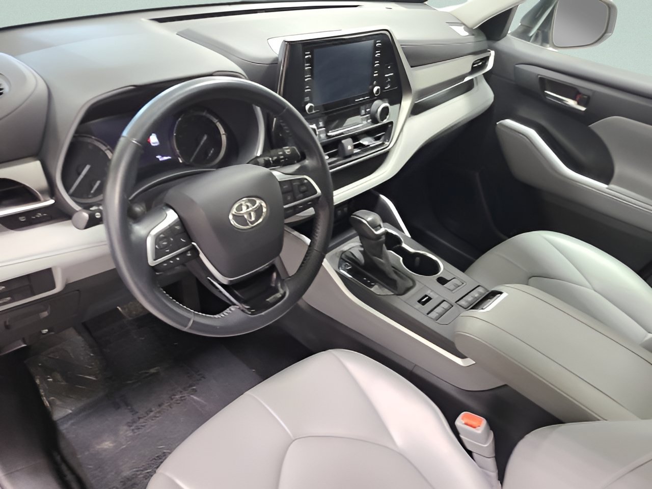 Used 2021 Toyota Highlander XLE AWD/4WD image 24