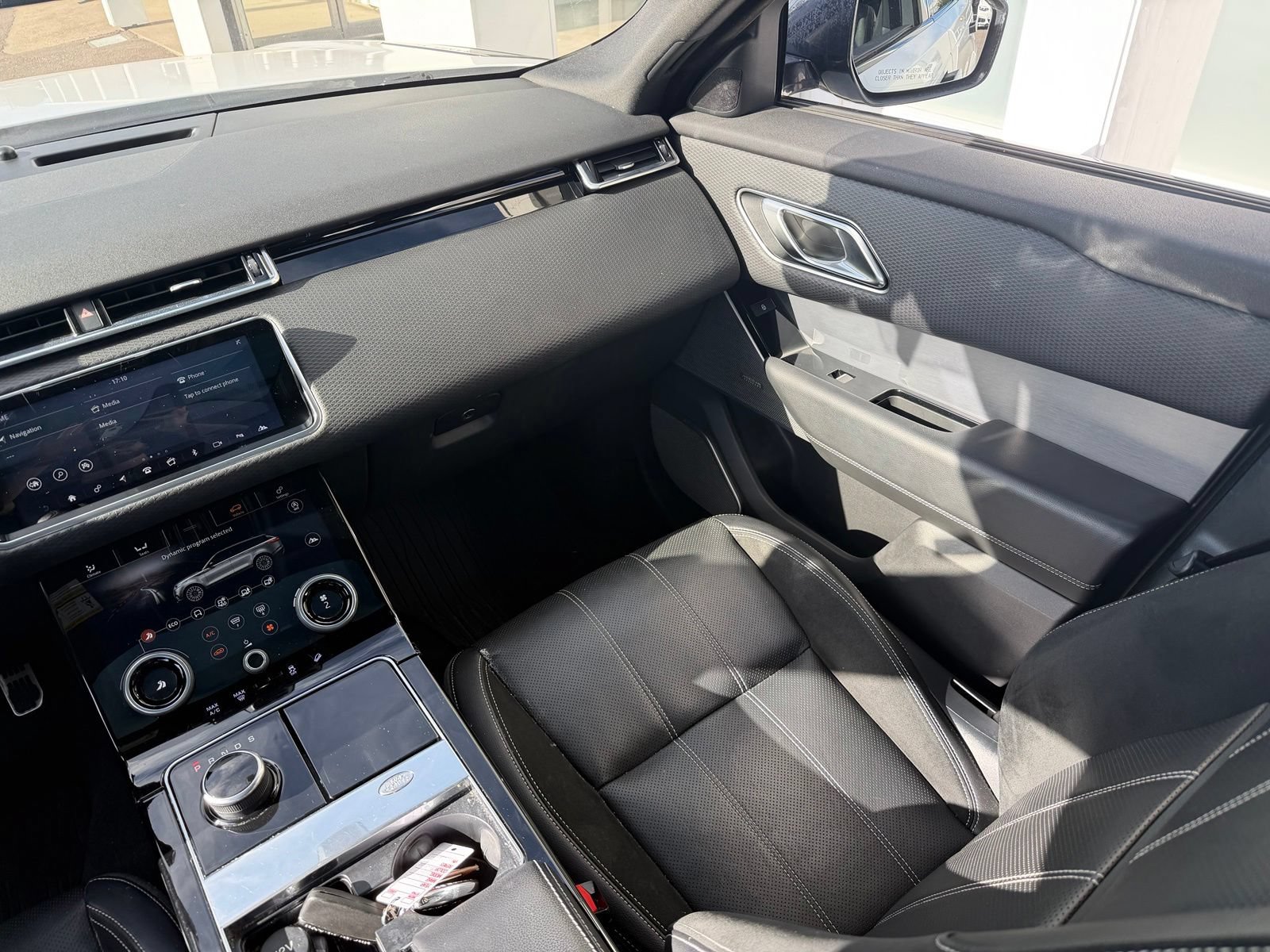 Used 2018 Land Rover Range Rover Velar R-Dynamic SE AWD/4WD image 7