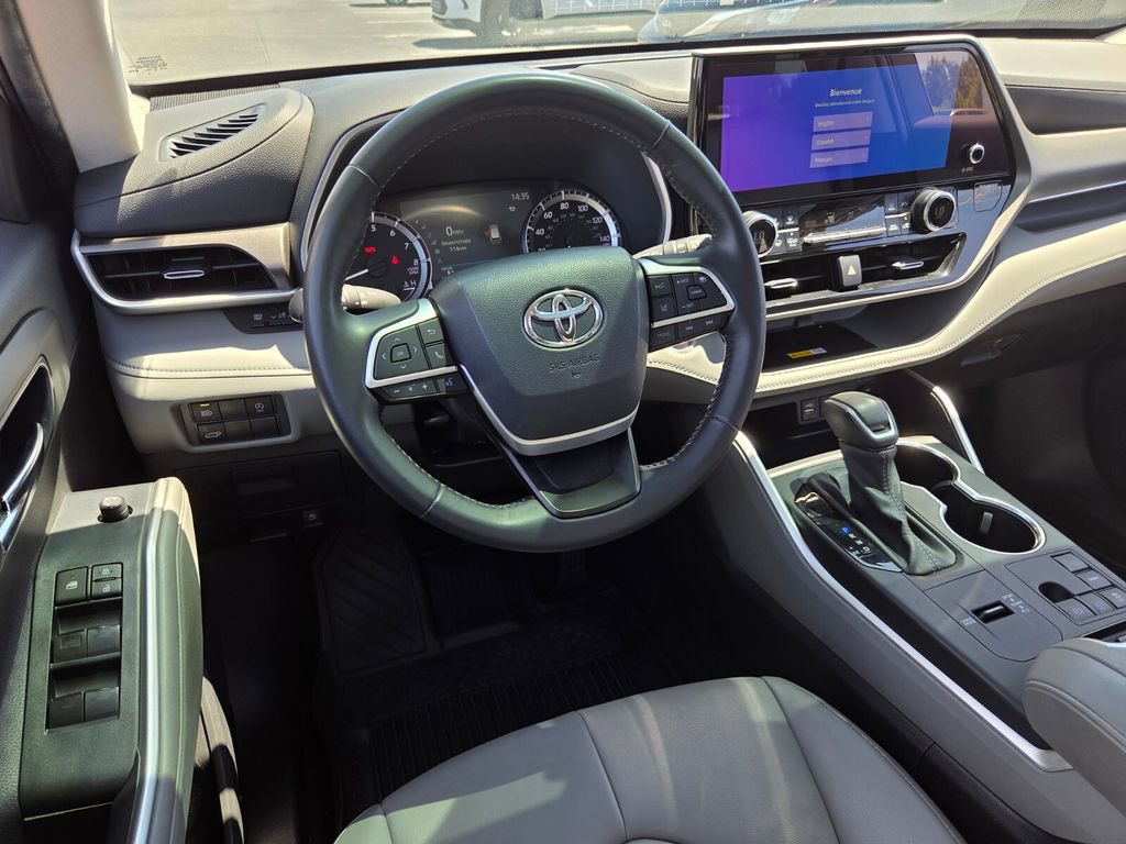 Certified 2024 Toyota Highlander XLE FWD image 7