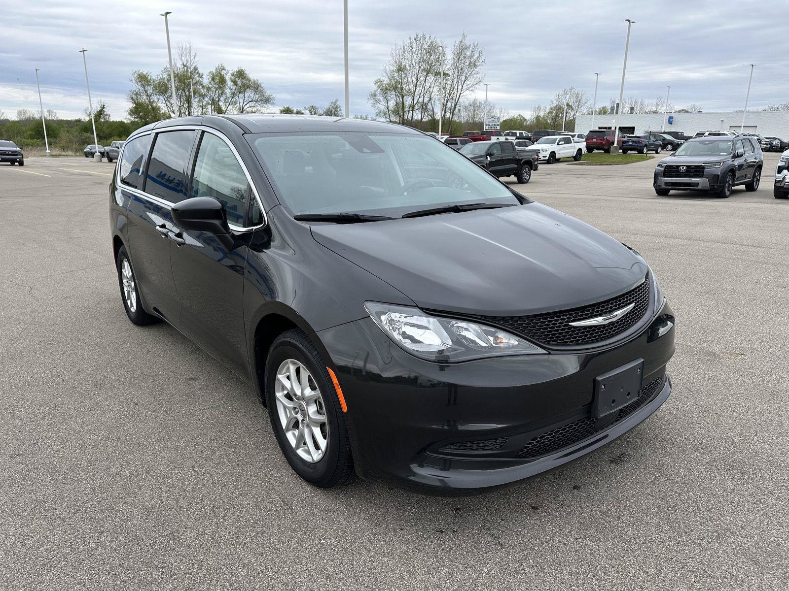 Used 2023 Chrysler Voyager LX FWD image 11