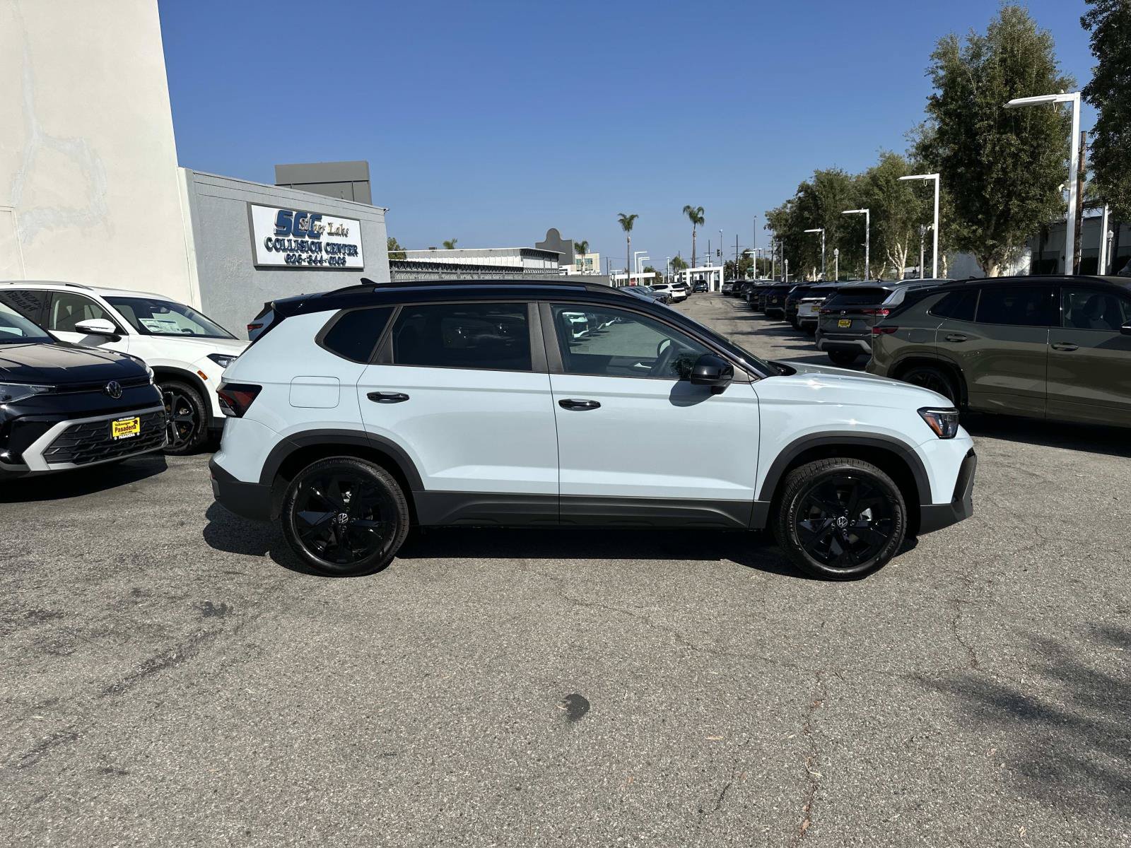 New 2027 Volkswagen Taos SE FWD image 3