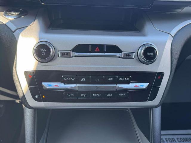 Used 2022 Ford Explorer XLT w/ Equipment Group 202A image 28