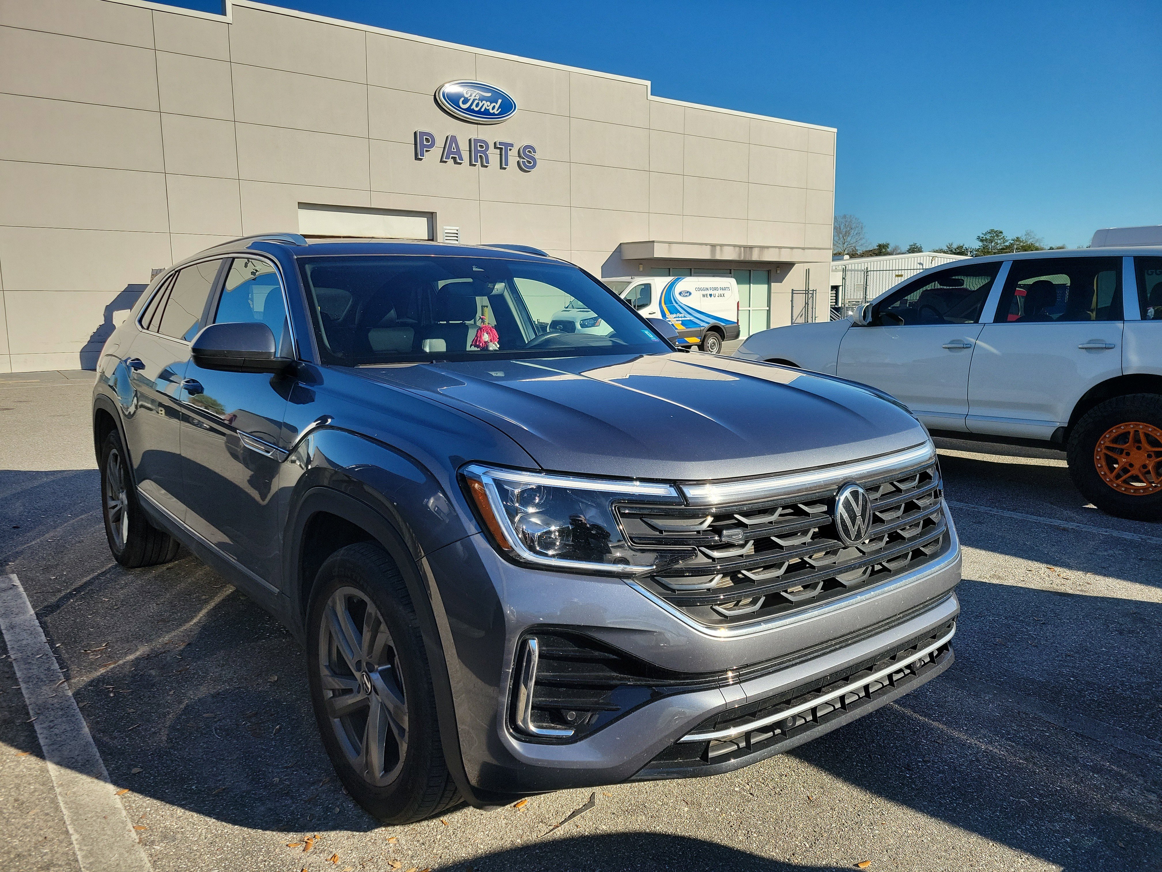 Used 2024 Volkswagen Atlas Cross Sport SEL R-Line image 2