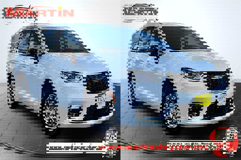 New 2026 Chrysler Pacifica Select