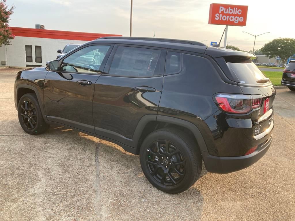 New 2025 Jeep Compass Latitude w/ Sun & Sound Group AWD/4WD image 3