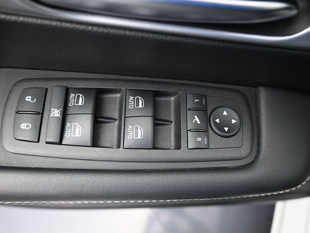 Used 2025 Chrysler Pacifica Limited image 21