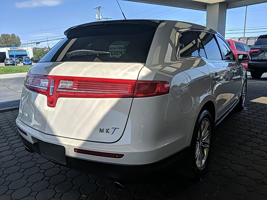 Used 2019 Lincoln MKT AWD image 5