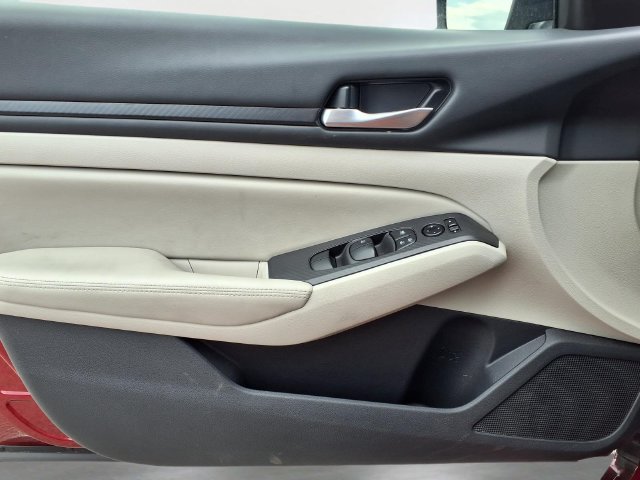 Used 2025 Nissan Altima 2.5 SV FWD image 18