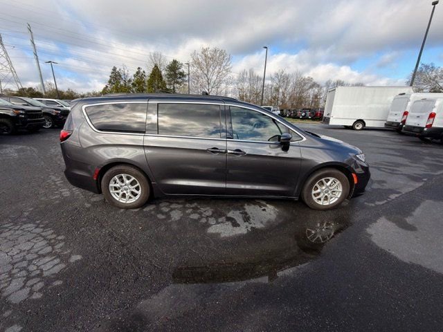 Used 2022 Chrysler Pacifica Touring-L image 11