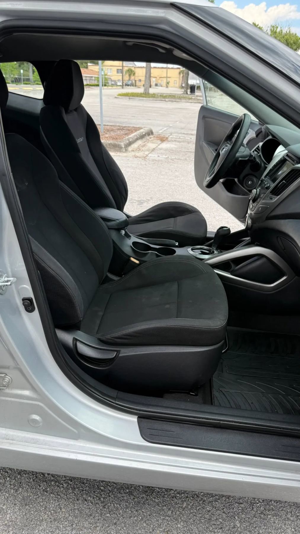 Used 2013 Hyundai Veloster FWD image 11