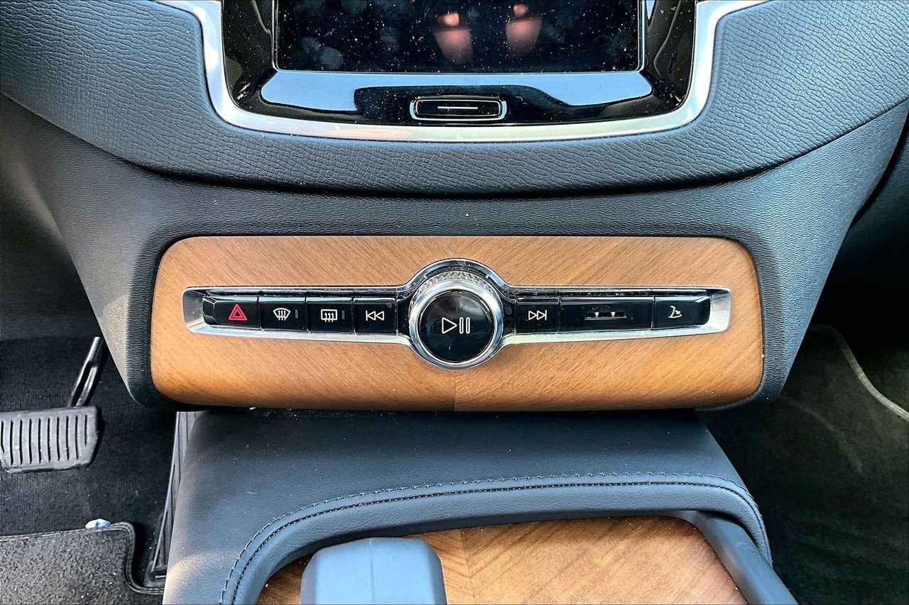 Used 2024 Volvo XC90 B5 Plus image 18