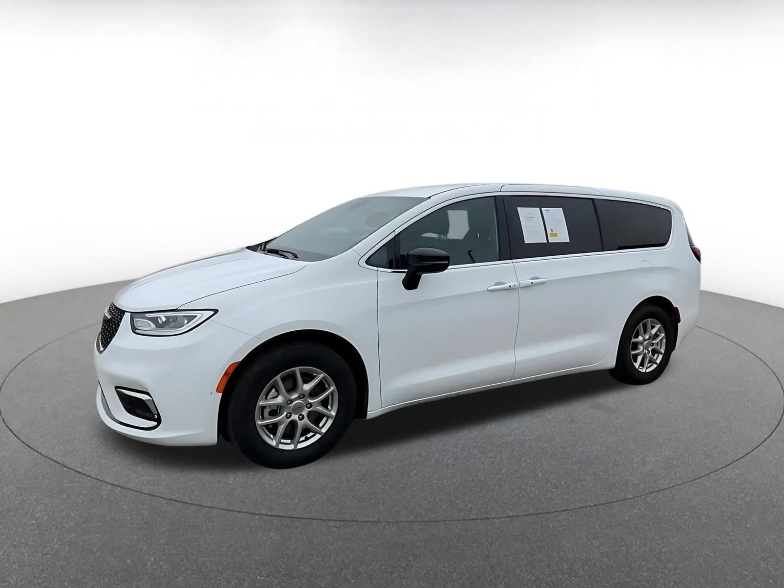 Used 2025 Chrysler Pacifica Select image 8