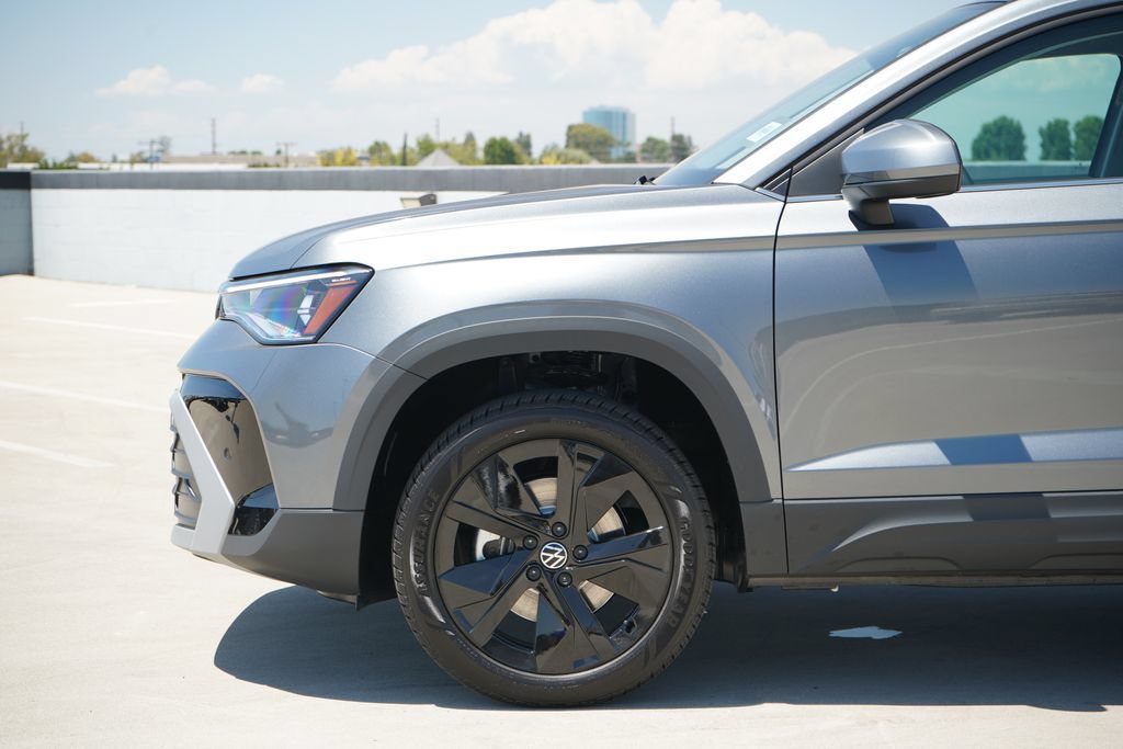 New 2026 Volkswagen Taos SE FWD image 2