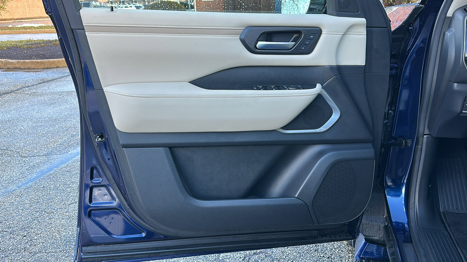 Certified 2025 Nissan Armada Platinum Reserve image 14